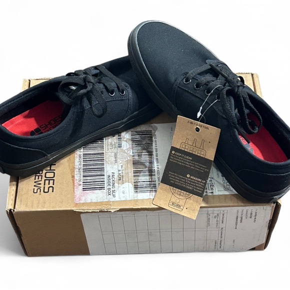 SHOES CREWS Unisex Black Slip & Oil Resisitent Sneakers. M6.5, W8. NWT.